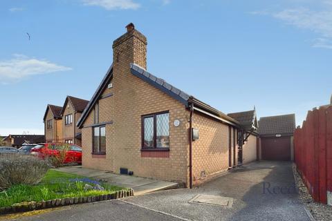 2 bed property, in The Oaks, £290,000