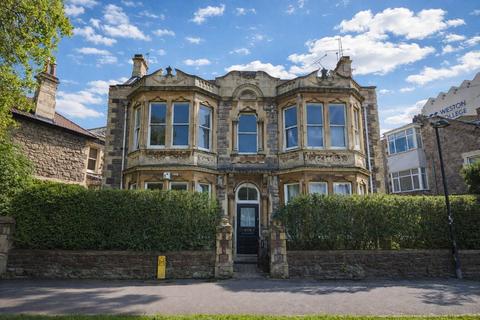 1 bed property, in Lovers Walk, £110,000
