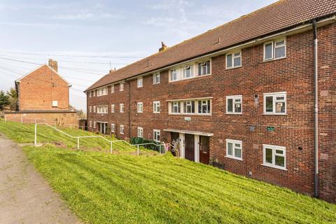 2 bed property, in The Crestway, £200,000