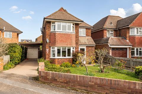 3 bed property, in Walton-On-Thames, £775,000