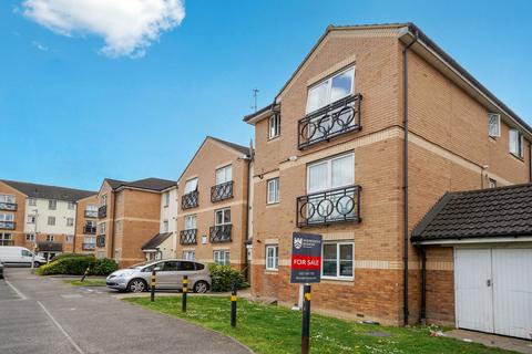 2 bed property, in Friars Close, £120,000
