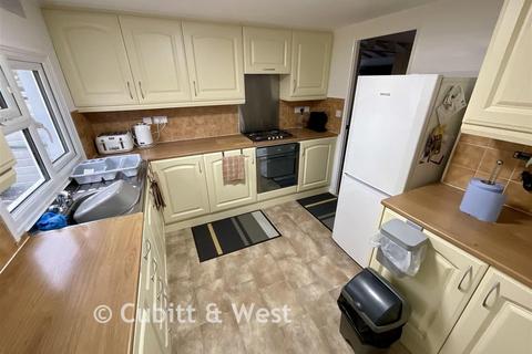 2 bed property, in Laburnum Court, £220,000