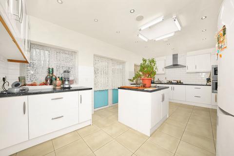 5 bed property, in Blythswood Road, £650,000