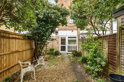 1 bed property, in Cutteslowe, £250,000