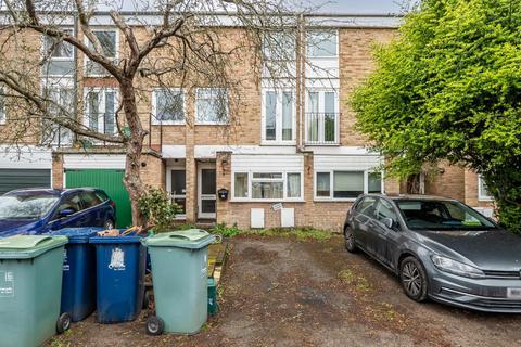 2 bed property, in Cutteslowe, £300,000