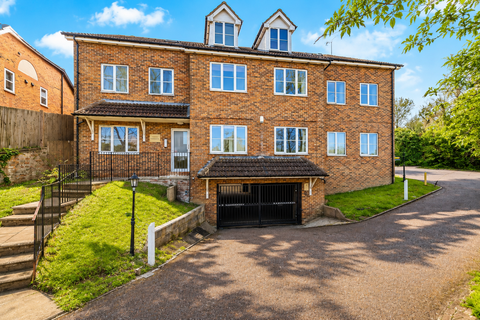 2 bed property, in Half Moon Place, £150,000