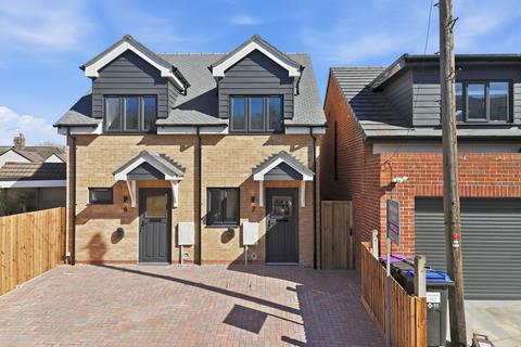 2 bed property, in Cooks Way, £350,000
