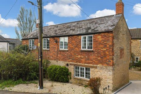 3 bed property, in 10 The Leys, £195,000