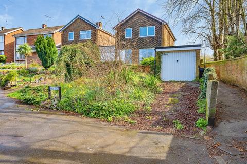 3 bed property, in Hall Dyke, £165,000