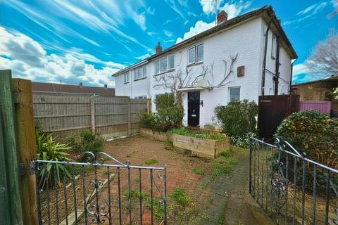 3 bed property, in Canberra Road, £230,000