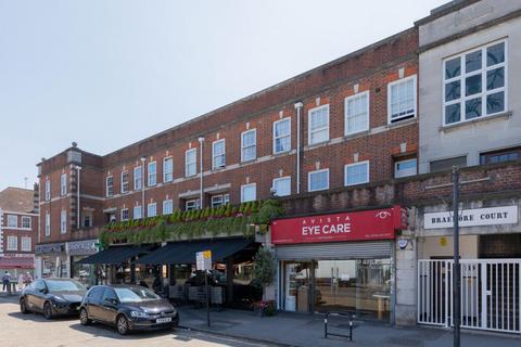 3 bed property, in 4 Braemore Court Cockfosters Road, £280,000