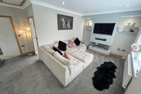 2 bed property, in Phoenix Court, £249,950