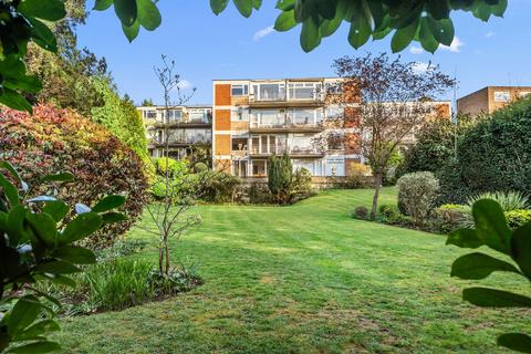 3 bed property, in Oatlands Drive, £395,000