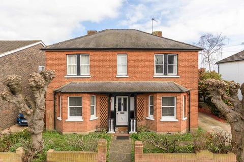 4 bed property, in Cambridge Road, £850,000