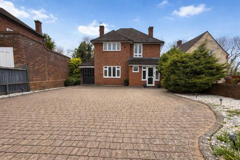 3 bed property, in Honeygate, £575,000