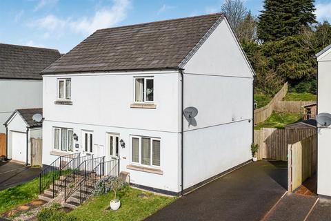 2 bed property, in Cornfield Way, £225,000