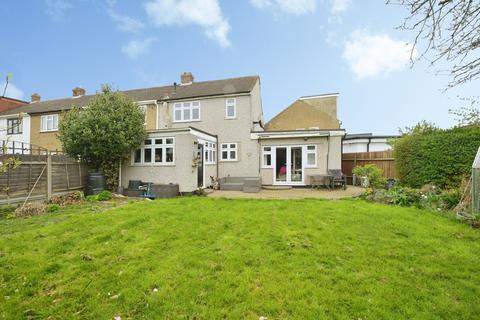 3 bed property, in Peartree Gardens, £425,000