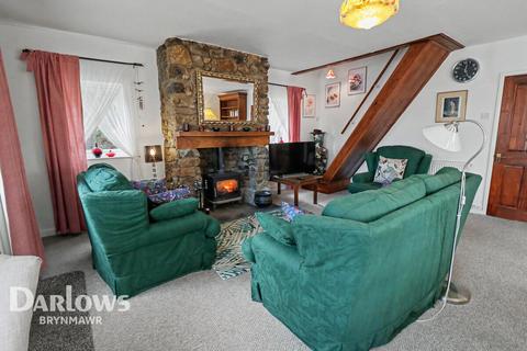 2 bed property, in Station Road, £260,000