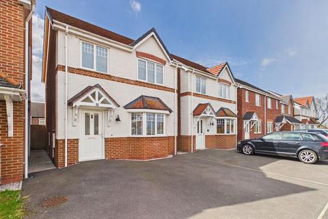 3 bed property, in Mayfield Park, £240,000