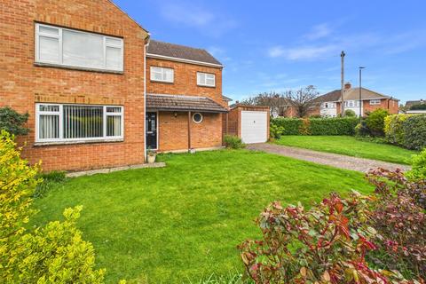 3 bed property, in Goodmoor Crescent, £340,000