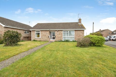 2 bed property, in Mays Way, £325,000