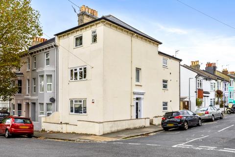 2 bed property, in Clyde Road, £265,000