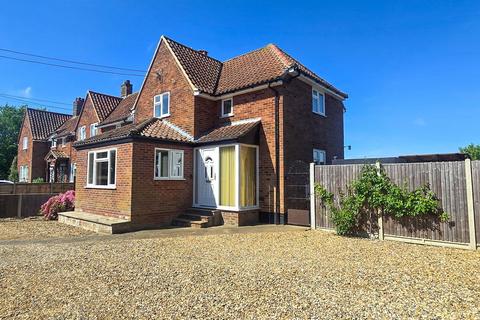 3 bed property, in Hingham Road, £275,000