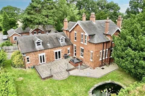 6 bed property, in Moss Lane, £900,000