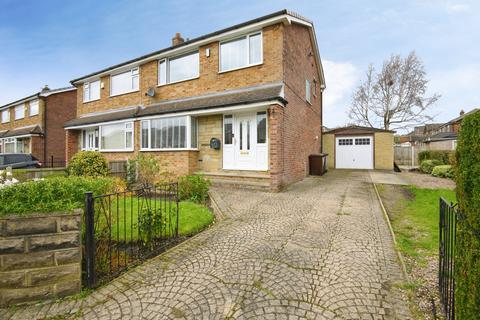 3 bed property, in Sunny Bank Walk, £285,000