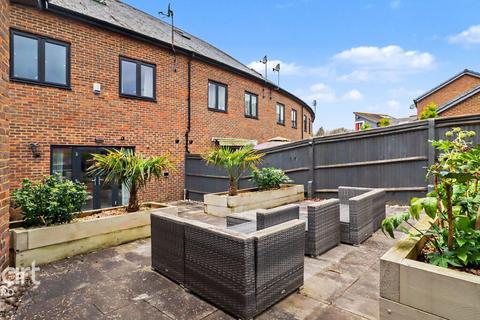 3 bed property, in Atherfield Drive, £350,000
