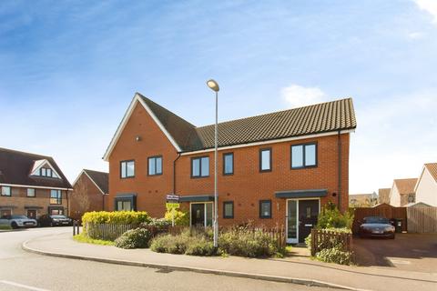 2 bed property, in Gladiator Road, £240,000
