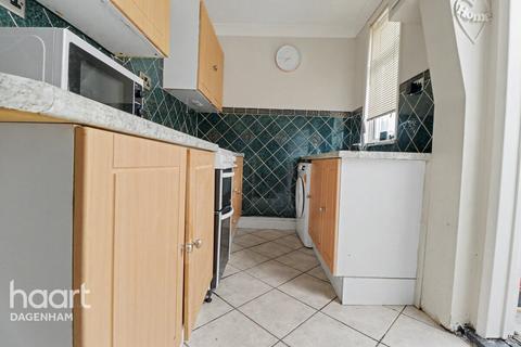 3 bed property, in Holgate Road, £350,000