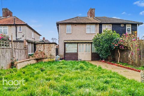 3 bed property, in Holgate Road, £325,000