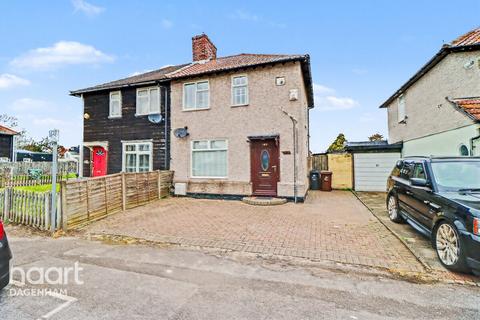 3 bed property, in Holgate Road, £325,000
