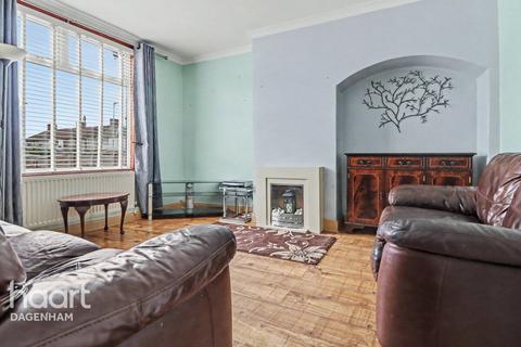 3 bed property, in Holgate Road, £325,000