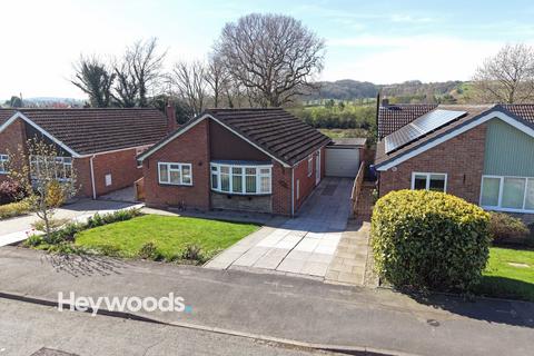 2 bed property, in The Bridle Path, £220,000