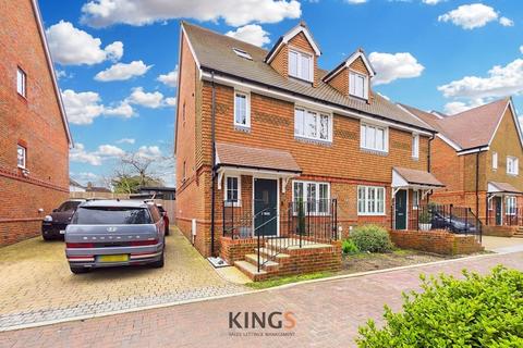 4 bed property, in Fenton Close, £750,000