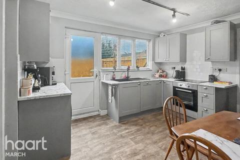 2 bed property, in High Street, £200,000