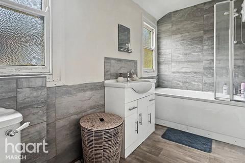 2 bed property, in High Street, £200,000