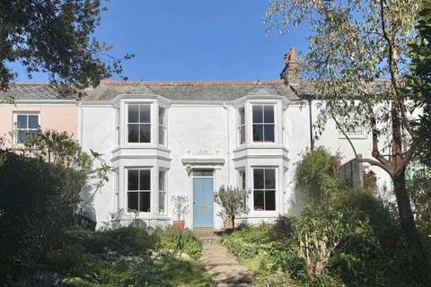 3 bed property, in Trennick Row, £650,000