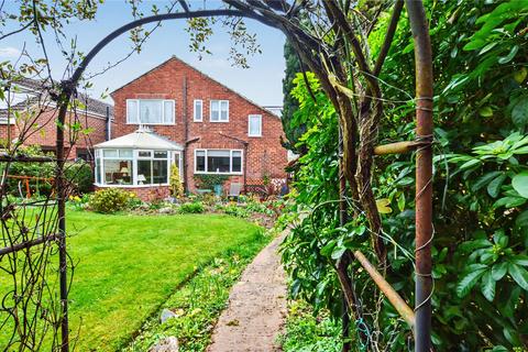 4 bed property, in Hall Orchards Avenue, £380,000