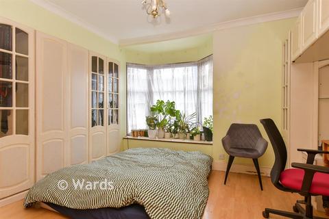 3 bed property, in Great Queen Street, £350,000