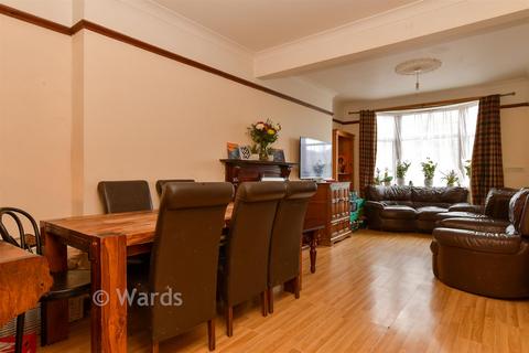3 bed property, in Great Queen Street, £350,000