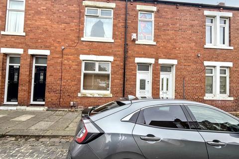 2 bed property, in St. Pauls Road, £40,000