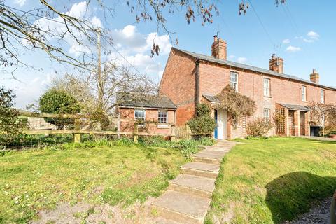 2 bed property, in Alton Priors, £395,000