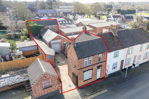 2 bed property, in Cromwell Road, £300,000