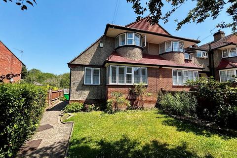 3 bed property, in Ridgeway Drive, £595,000