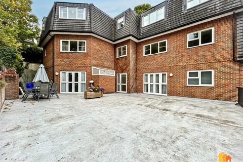 2 bed property, in Hospital Hill, £290,000