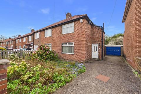 2 bed property, in Rochester Gardens, £140,000