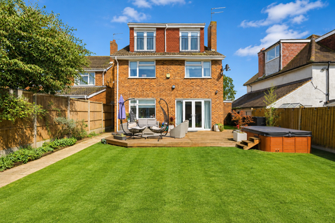 5 bed property, in High Street, £750,000